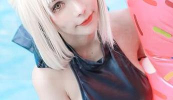 Kitkat Cosplay崭新作品，温柔得好像在呢喃，真想一探究竟。